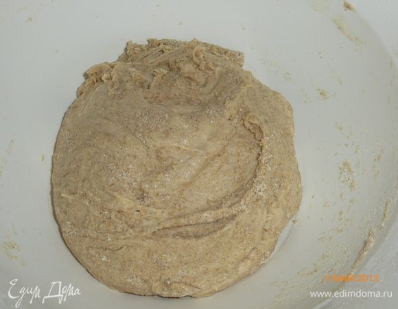Просеиваем ржаную муку и вымешиваем тесто. Сейчас тесто уже хорошо формируется в колобок, но все еще липнет к рукам.