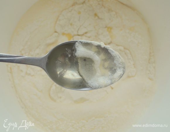 влить масло и все как следует взбить