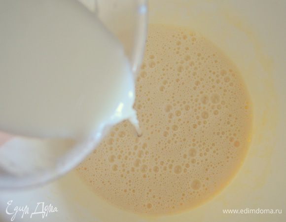 влить достаточно теплое молоко и еще раз взбить