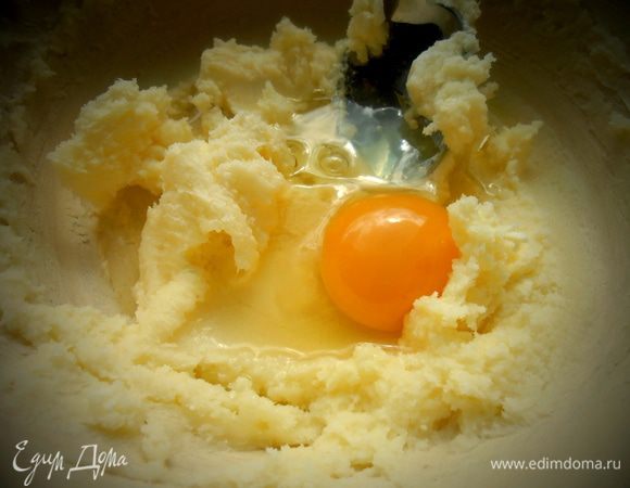 Добавляем яйцо,соль...,перемешиваем.