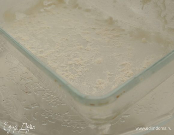 Подготовить стеклянную форму для выпечки: смазать сливочным маслом и присыпать мукой