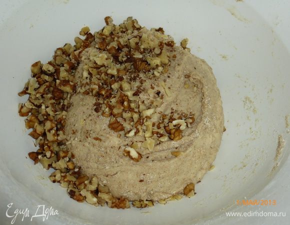 Пришло время добавить грецкие орехи. Орехи предварительно порубить ножом, но не сильно мелко, чтобы потом в хлебе они чувствовались.