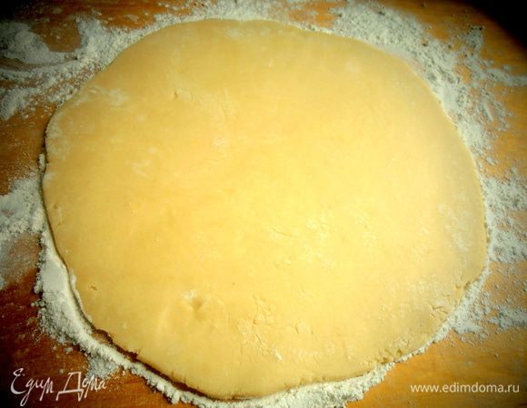 Кусок побольше раскатать в тонкий пласт...