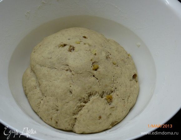 Добавляем оставшуюся пшеничную муку столько, сколько возьмет тесто, еще примерно 130 г у меня получилось. И оставляем тесто на расстойку еще на 1 час.