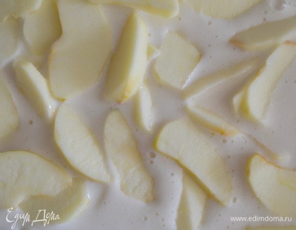 яблоки помыть, почистить и нарезать на ломтики. 