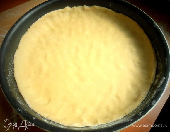 Осторожно на скалке перенести в смазанную сливочным маслом форму...Наколоть дно вилкой,особенно в центре!