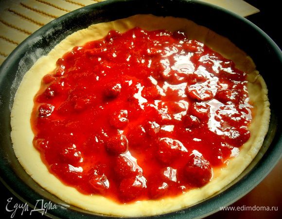 Клубничное варенье у меня сварено с желирующим сахаром и в составе есть лимонная кислота,поэтому и такой яркий цвет у варенья)) Если у вас варенье жидкое-добавьте пару ложек крахмала!