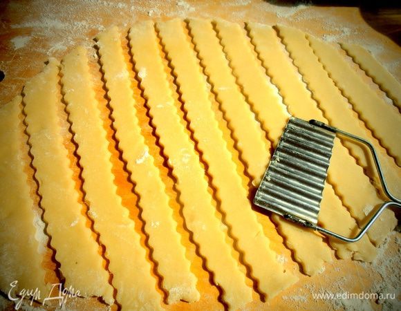 Будем делать полоски,а чтобы было красивее-нарежем вот таким фигурным ножичком "зигзаг".