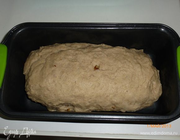 Через час тесто  хорошо поднялось. Обминаем его не больше 30 секунд, перекладываем в форму и оставляем еще на полчаса (на час) чтобы опять поднялось.