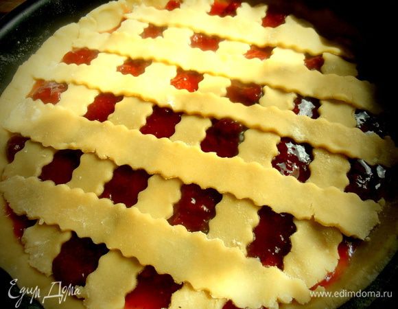 Теперь переносим полоски внахлёст,изображая плетёнку!