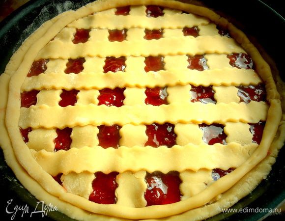 Переносим жгутик на край кростаты и слегка прижимаем.