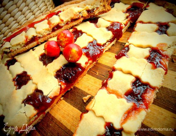 Нарезаем хрустящее чудо острым ножом сначала на полосочки...