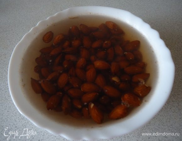 Для приготовления начинки я использовала очищенный миндаль. Для этого  заливаем миндаль кипятком на 5 минут и очищаем. Потом слегка подсушиваем на сковороде и перемалываем в блендере.