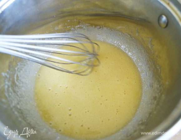 Для лимонного крема: Желтки взбить с сахаром