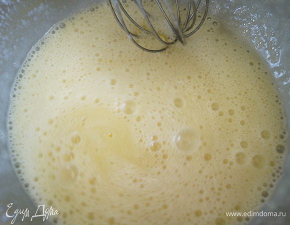 Добавить к ним лимонный сок и цедру, поставить на огонь, в толстодонной кастрюле, нагреваться, постоянно помешивая, чтобы смесь не подгорела