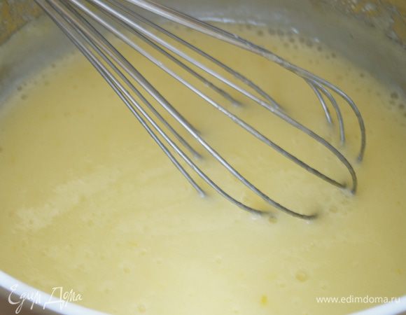По мере нагрева лимонно-сливочная смесь должна посветлеть и загустеть до консистенции не очень густой сметаны. После этого сразу снимаем с огня и даем остыть до комнатной температуры