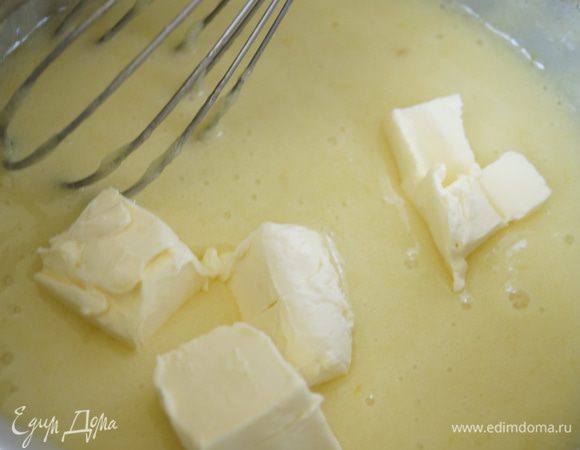 В остывшую смесь добавляем сливочное масло и хорошо взбиваем до однородного состояния