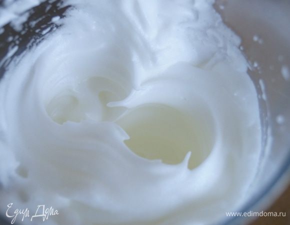 Для итальянской меренги: взбиваем яичные белки до твердых пиков