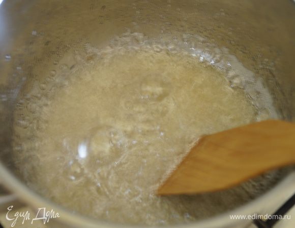 Из воды и сахара варим сироп до пробы на твердый шарик (уварившийся сироп время от времени опускаем в холодную воду и пытаемся сформировать шарик, он должен быть твердым и почти стеклянным)