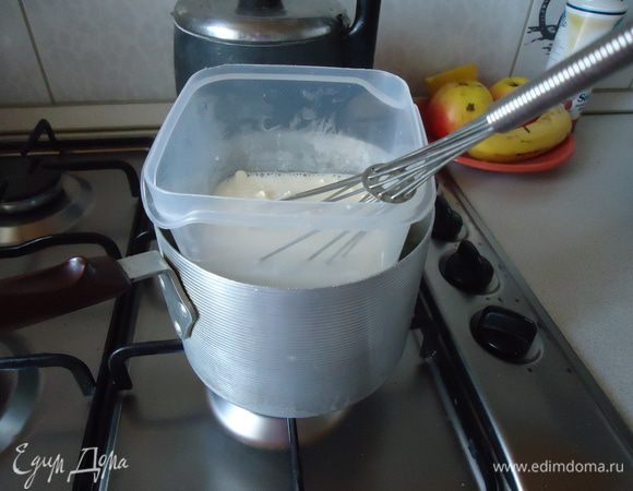 Поставить массу на водяную баню и хорошо взбить , чтобы масса немного загустела.  Снять массу с бани и добавить в нее молотый миндаль. Перемешать и начинка готова. 