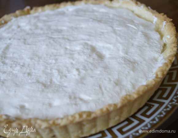 Продолжая взбивать белки вливаем тонкой струйкой горячий сироп. Готовую меренгу выкладываем на тарт и аккуратно распределяем по поверхности, после чего делаем легкие волны