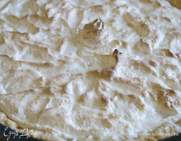 и ставим в хорошо разогретую духовку на 7-8 минут для придания белкам нежно коричневого цвета