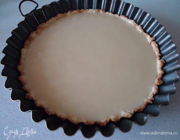 Вынуть корж и удалить бумагу. Налить на корж начинку и выпекать пирог 20-25 минут до золотистого цвета.  Готовый пирог посыпать пирог сахарной пудрой. ПРИЯТНОГО  АППЕТИТА!!!!