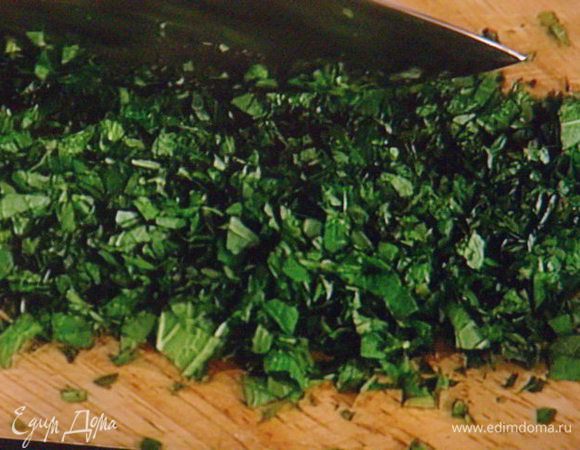 петрушку мелко нарубить.