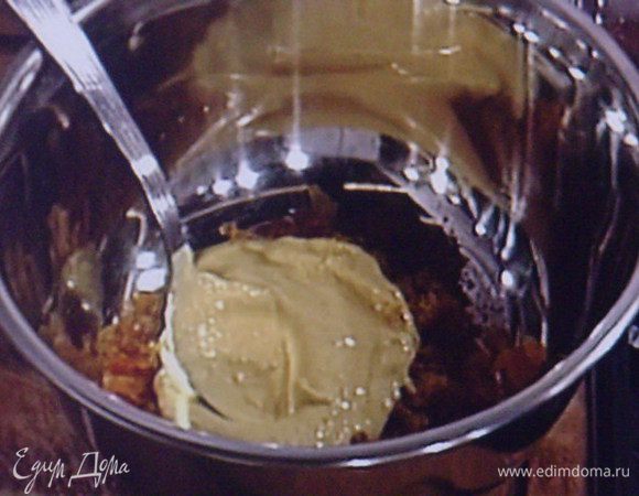 Смешать майонез с каперами и анчоусами и оливковой пастой.