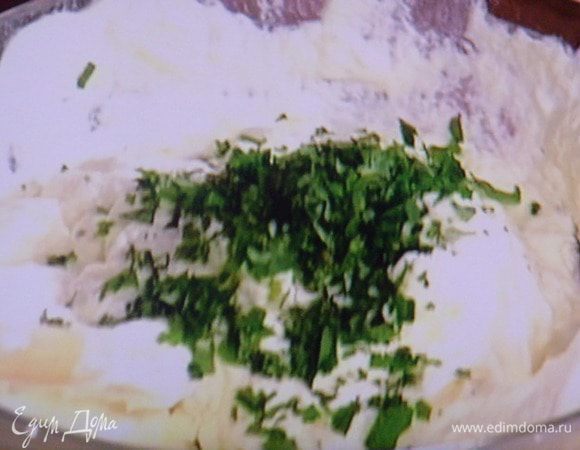 а йогурт с петрушкой. Заправить солью и перцем и оставшимся лимонным соком.