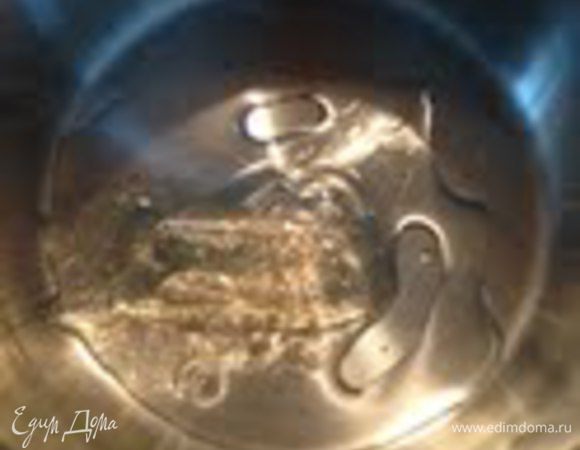 Желатин замочить в холодной воде,отжать.В кастрюльке нагреть мин.воду (не доводить до кипения),положить желатин и перемешать до полного растаивания.

