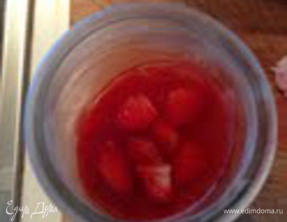 Немного клубники мелко порезать и положить на этот слой.

