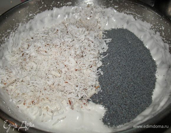  Добавляем кокосовую стружку, не тертый сухой мак