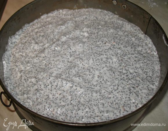 Выкладываем тесто в форму выстеленную пергаментом. Выпекаем 50 мнут в разогретой до 190 градусов духовке. 