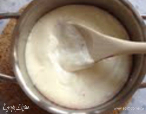 Дать полностью остыть и вмешать взбитые сливки.
Покрыть им слой из клубники ,поставить в холодильник до полного застывания.

