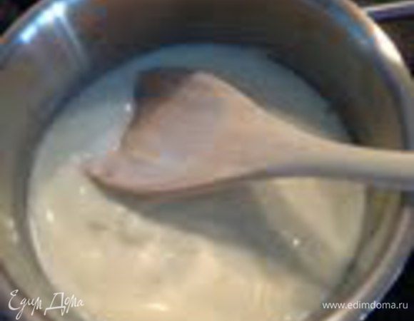  вмешать остальной йогурт,соединенный с цедрой и сах.пудрой.
Покрыть им слой из клубники и йогурта,поставить в холодильник до застывания.