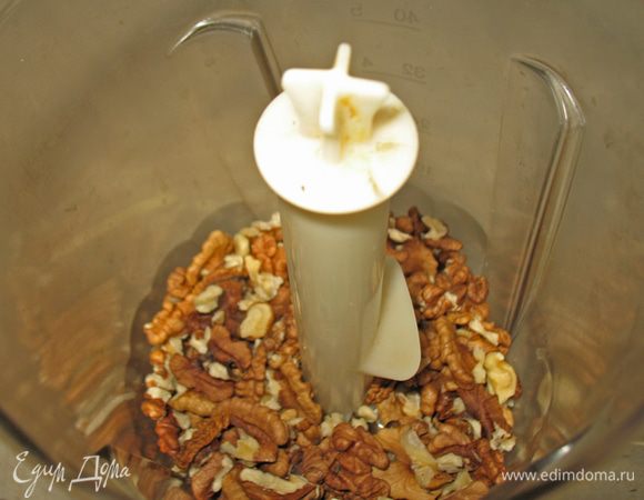 Пока печется корж готовим крем. Смолоть орехи до мелкой крошки. 