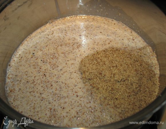 Орехи заливаем 250 гр. молока и кипятим 1 минуту. 