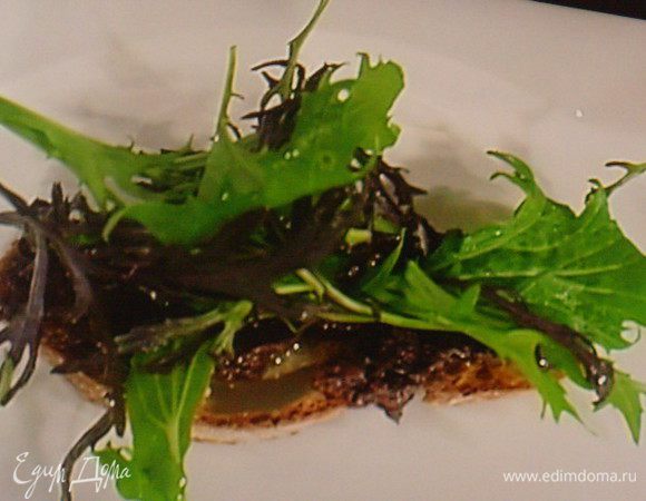 Майонезом смазать сухари. Выкладывать слоями, выстраивая башенку. 