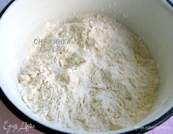 Для приготовления теста муку просеиваем в миску и добавляем кусочки сливочного масла. Растираем муку с маслом руками в крошку.