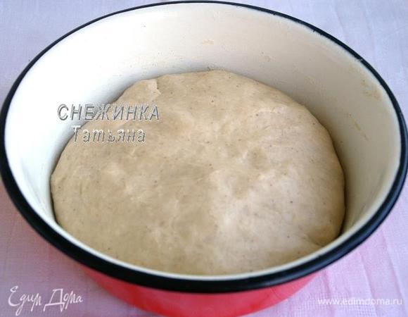 Кладём тесто обратно в миску, которую слегка смазываем сливочным маслом, накрываем пищевой плёнкой и оставляем для подъёма в тёплом месте на 45 минут.