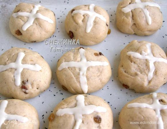 Готовим белое тесто. Воду смешиваем с мукой, чтобы получилась не очень жидкая масса. С помощью кондитерского мешка наносим кресты на каждой булочке по линиям надрезов. Можно для этой цели использовать обычный кулёчек, у которого нужно срезать кончик.