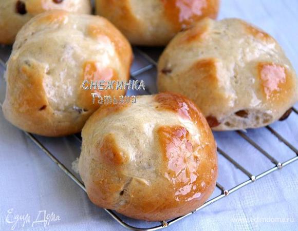 Выпекаем булочки при 200С 15- 20 минут до зарумянивания. Подготовим глазурь. Молоко смешиваем с сахаром и прогреваем до растворения сахара. Булочки снимаем на решётку и ещё теплые смазываем глазурью.

