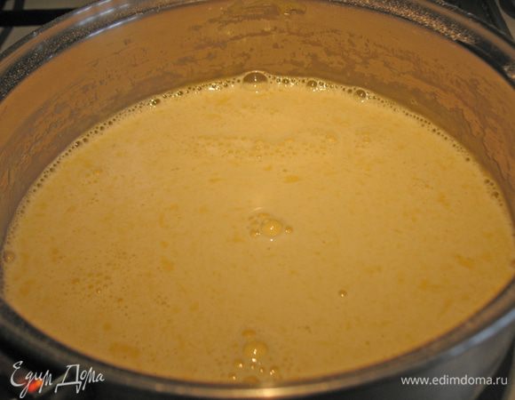 Желтки взбить с сахаром. Добавить оставшиеся молоко и муку, хорошо перемешать. Довести до кипения, но не кипятить: