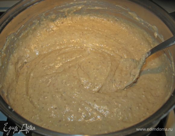 К этой смеси добавляем ореховую смесь и хорошо перемешиваем. Даем смеси остыть. 