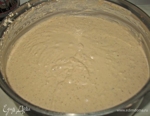 Масло взбиваем и добавлять порциями по 2-3 столовые ложки ореховую массу, постоянно взбивая:
