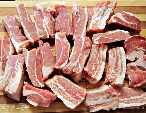 Ребрышки промыть, обсушить. 