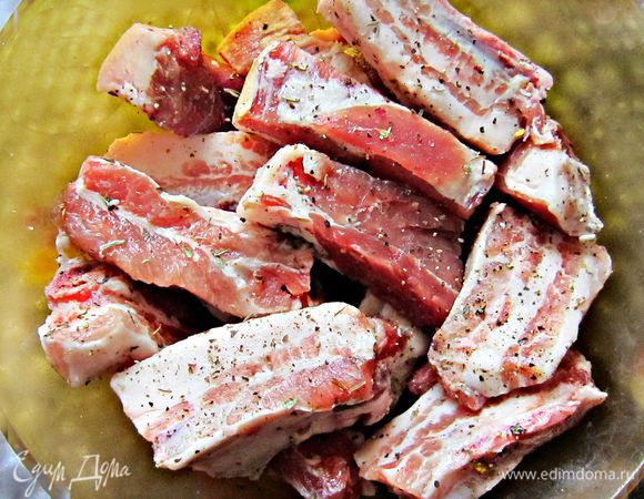 Посолить, поперчить, приправить специями и оставить на 1-2 ч.  