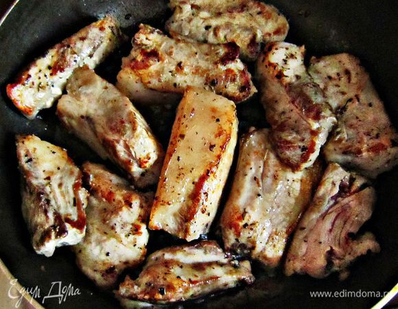 Рёбрышки обжарить на растительном масле. Вынуть из сковороды. 