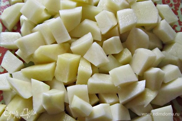 Подготовить овощи: Картофель порезать кубиками, посолить. Слегка подрумянить в сковороде, где обжаривались рёбрышки.